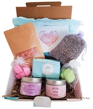 Mythri UK Set da Bagno con 100% Prodotti Naturali – Confezione Regalo da Donna – Idea Regalo Per Compleanno – Regalo per Vegani – Con Candele, Bombe da Bagno, Sapone Ayurvedico, Sacchetto Lavanda